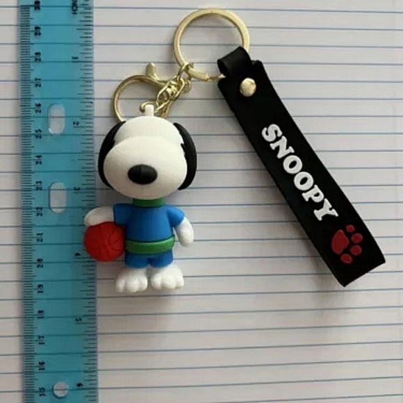 Basketball Snoopy Keychain - Picture 2 of 7